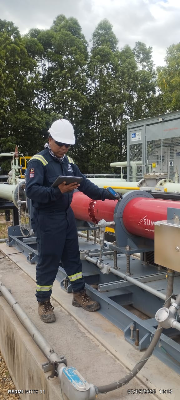 Técnico realizando medición y análisis de vibraciones en equipo rotativo